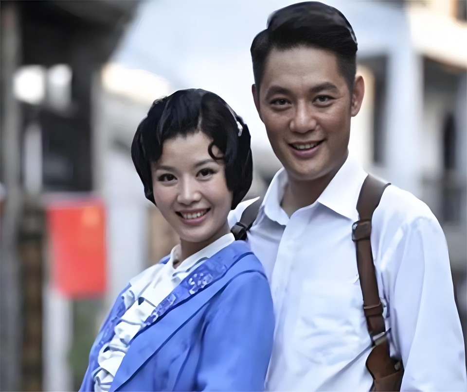 世界杯官方平台-49岁程愫近况曝光!与傅程鹏离婚已9年,如今与15岁儿子相依为命